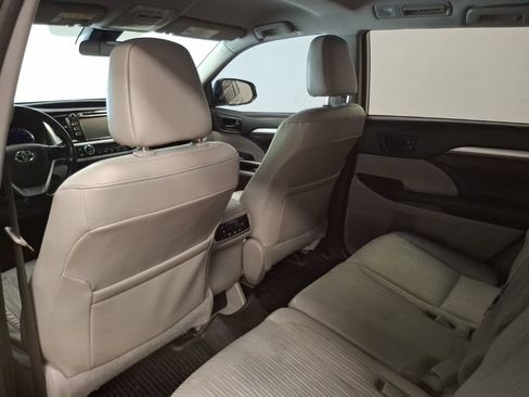 Used 2018 Toyota Highlander Plus AWD/4WD image 16