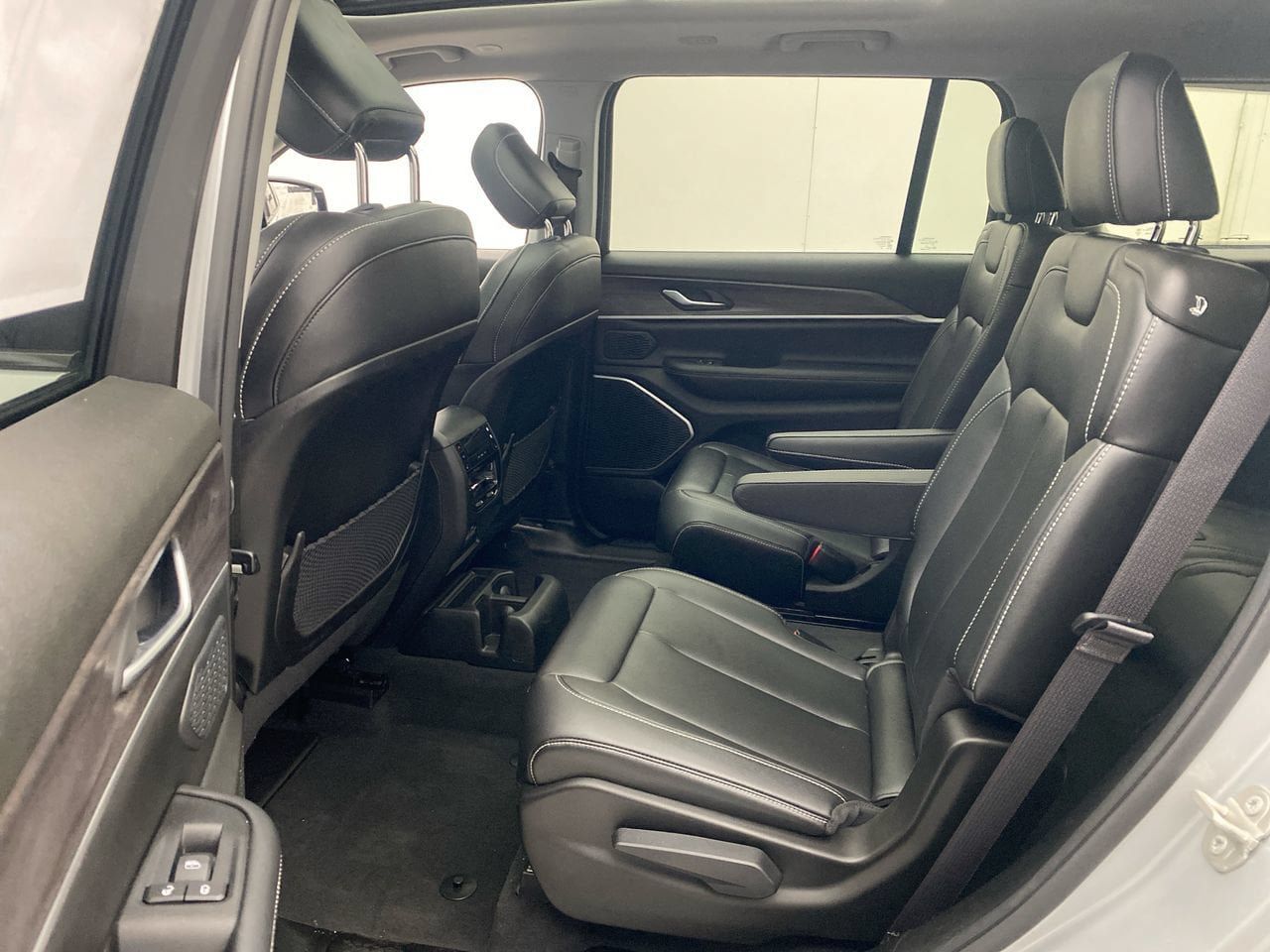 Used 2024 Jeep Grand Cherokee L Limited AWD/4WD image 25