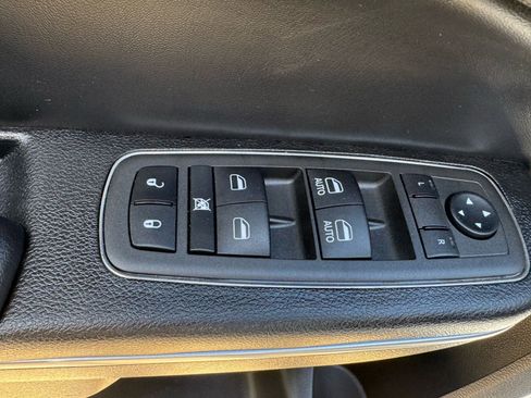 Used 2022 Chrysler 300 Touring L w/ Comfort Group image 25