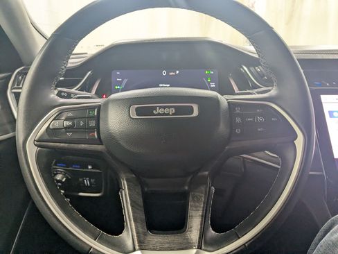 Used 2022 Jeep Grand Cherokee Limited 4xe w/ Luxury Tech Group II AWD/4WD image 13