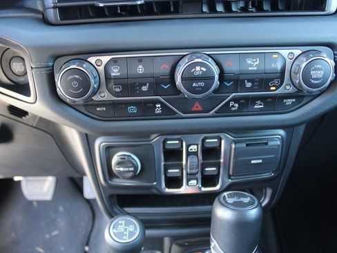 Used 2024 Jeep Wrangler Unlimited Sahara w/ Technology Group AWD/4WD image 20