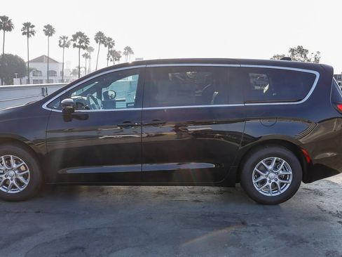 New 2027 Chrysler Pacifica Select FWD image 14