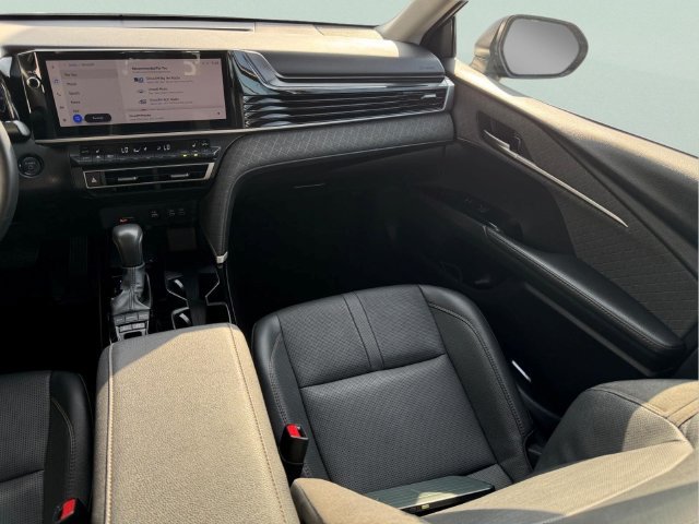 Used 2025 Toyota Camry XLE FWD image 9