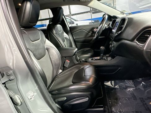 Used 2019 Jeep Cherokee Latitude Plus w/ Comfort/Convenience Group image 35