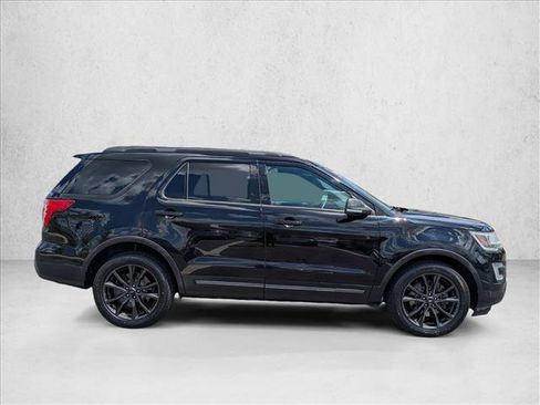 Used 2017 Ford Explorer XLT w/ Equipment Group 202A FWD image 4