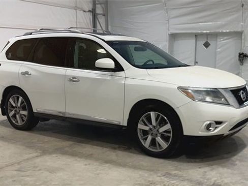 Used 2016 Nissan Pathfinder Platinum image 2