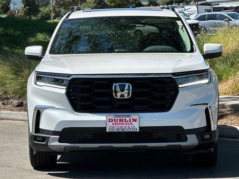 New 2025 Honda Pilot Touring image 9