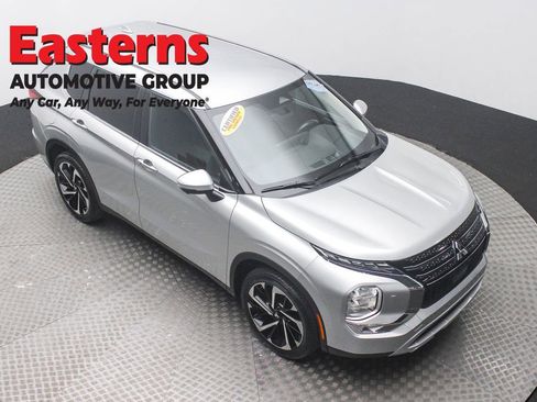 Used 2024 Mitsubishi Outlander SE image 3