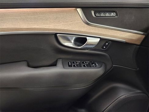 Used 2025 Volvo XC90 B6 Plus image 24