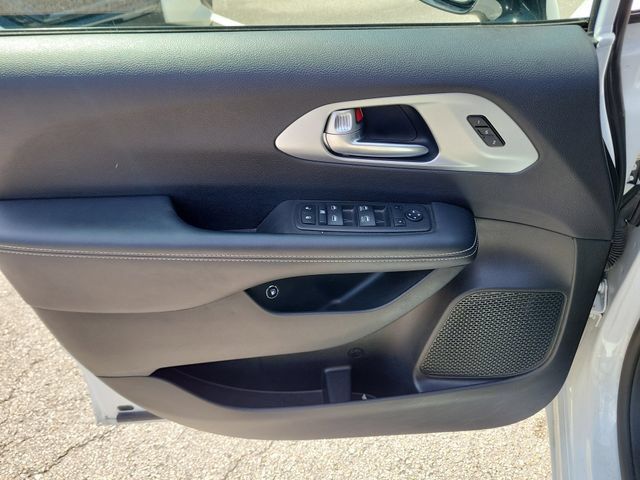 Used 2024 Chrysler Pacifica Limited FWD image 16