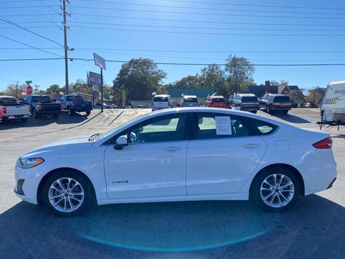 Used 2019 Ford Fusion SE image 2