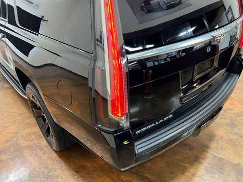Used 2018 Cadillac Escalade ESV Luxury image 53