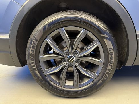 Used 2023 Volkswagen Tiguan SE w/ Panoramic Sunroof Package FWD image 9