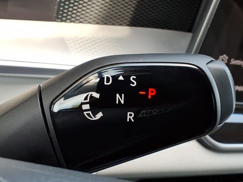 Used 2025 Volkswagen Tiguan SE AWD/4WD image 23