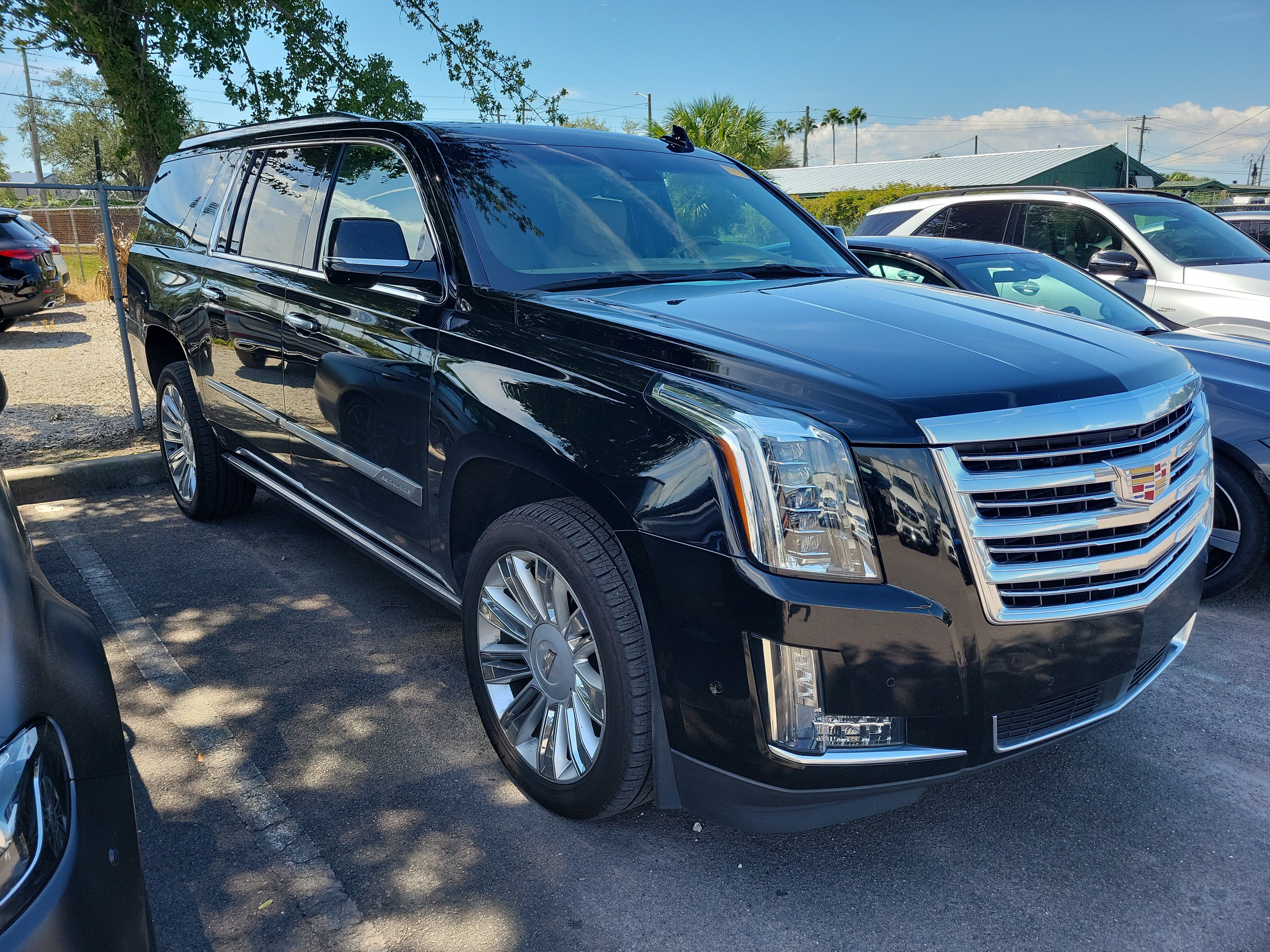 Used 2019 Cadillac Escalade ESV Platinum RWD image 2