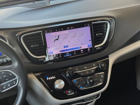 Used 2022 Chrysler Pacifica Touring-L FWD image 14