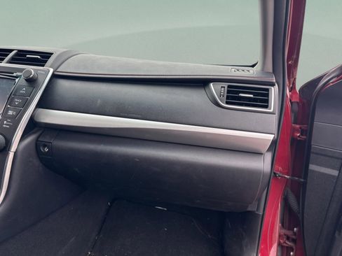 Used 2016 Toyota Camry SE w/ Moonroof Package image 32