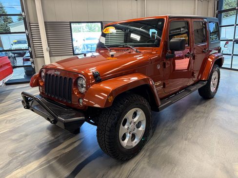 Used 2014 Jeep Wrangler Unlimited Sahara w/ Dual Top Group AWD/4WD image 3