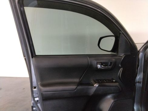 Used 2018 Toyota Tacoma TRD Off-Road image 25