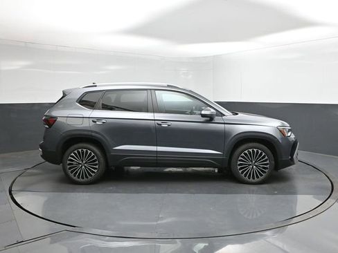 New 2026 Volkswagen Taos SE FWD image 15