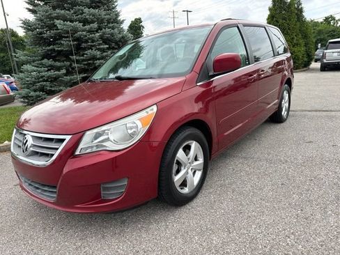 Used 2011 Volkswagen Routan SE FWD image 3