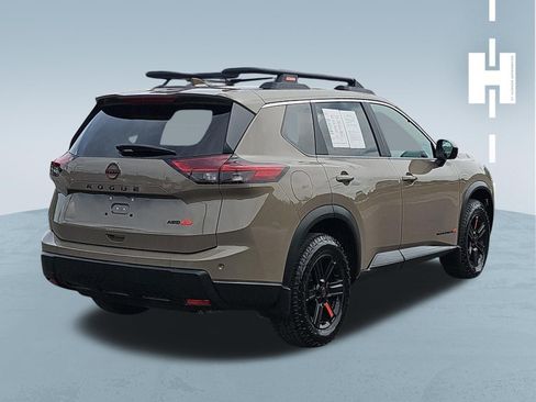 Used 2025 Nissan Rogue SV image 3