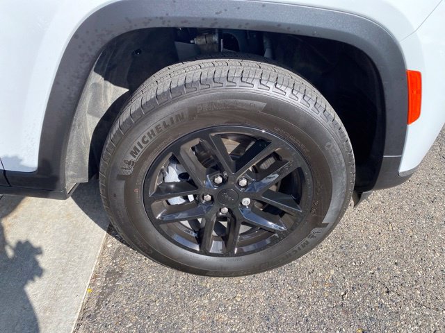 Used 2023 Jeep Grand Cherokee L Laredo AWD/4WD image 16