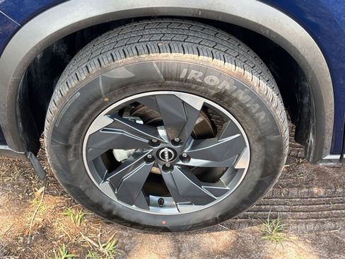 Used 2025 Nissan Rogue SV FWD image 32