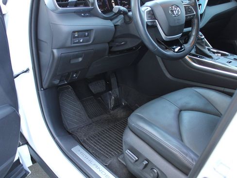 Used 2023 Toyota Highlander Limited FWD image 45