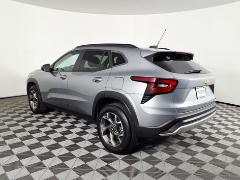 Used 2025 Chevrolet Trax LT w/ Driver Confidence Package FWD image 6