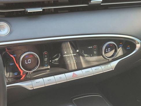 Used 2022 Genesis GV70 2.5T w/ Advanced Package image 32