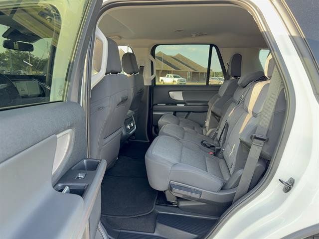 Used 2025 Ford Expedition Active RWD image 10
