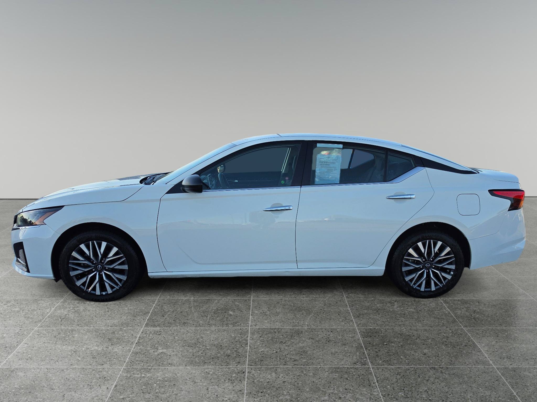 Used 2025 Nissan Altima 2.5 SV AWD/4WD image 2