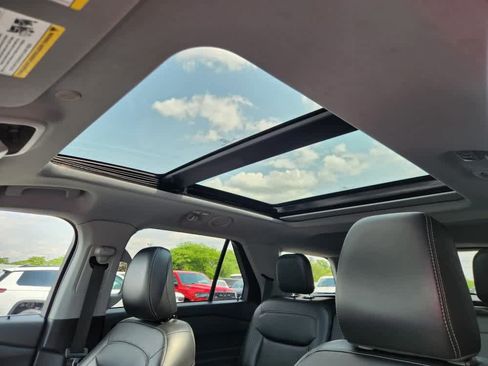 Used 2022 Ford Explorer XLT image 13