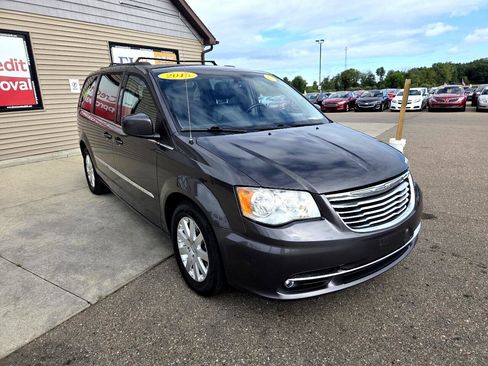 Used 2015 Chrysler Town & Country Touring image 3