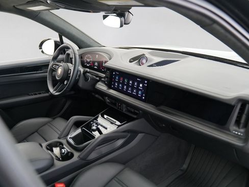 Used 2025 Porsche Cayenne GTS AWD/4WD image 46