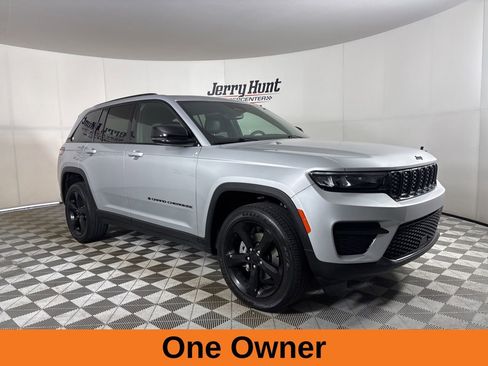 Used 2023 Jeep Grand Cherokee Laredo AWD/4WD image 4