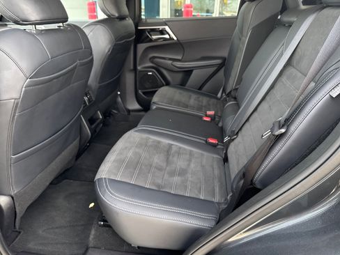 Used 2025 Mitsubishi Outlander SE image 11