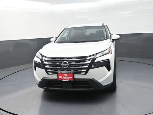 Used 2024 Nissan Rogue SV AWD/4WD image 2