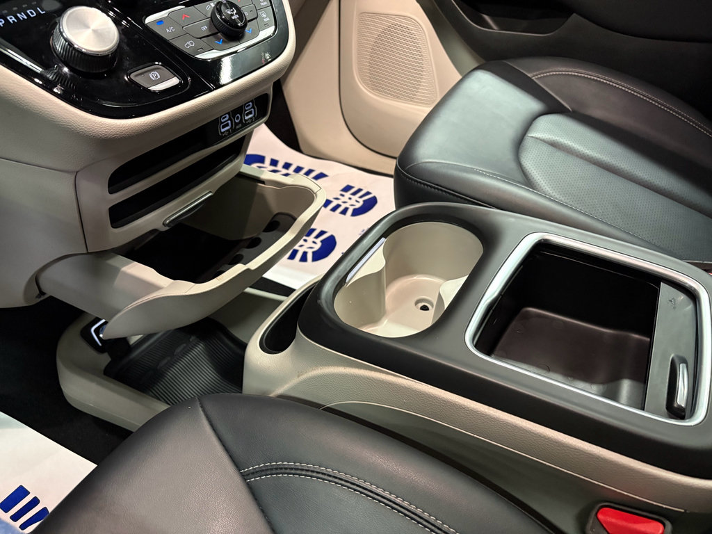 Used 2024 Chrysler Pacifica Touring-L FWD image 13