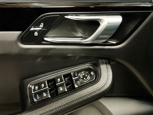 Used 2022 Porsche Macan image 20