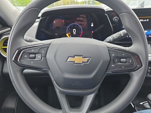 Used 2025 Chevrolet Trax LT FWD image 15