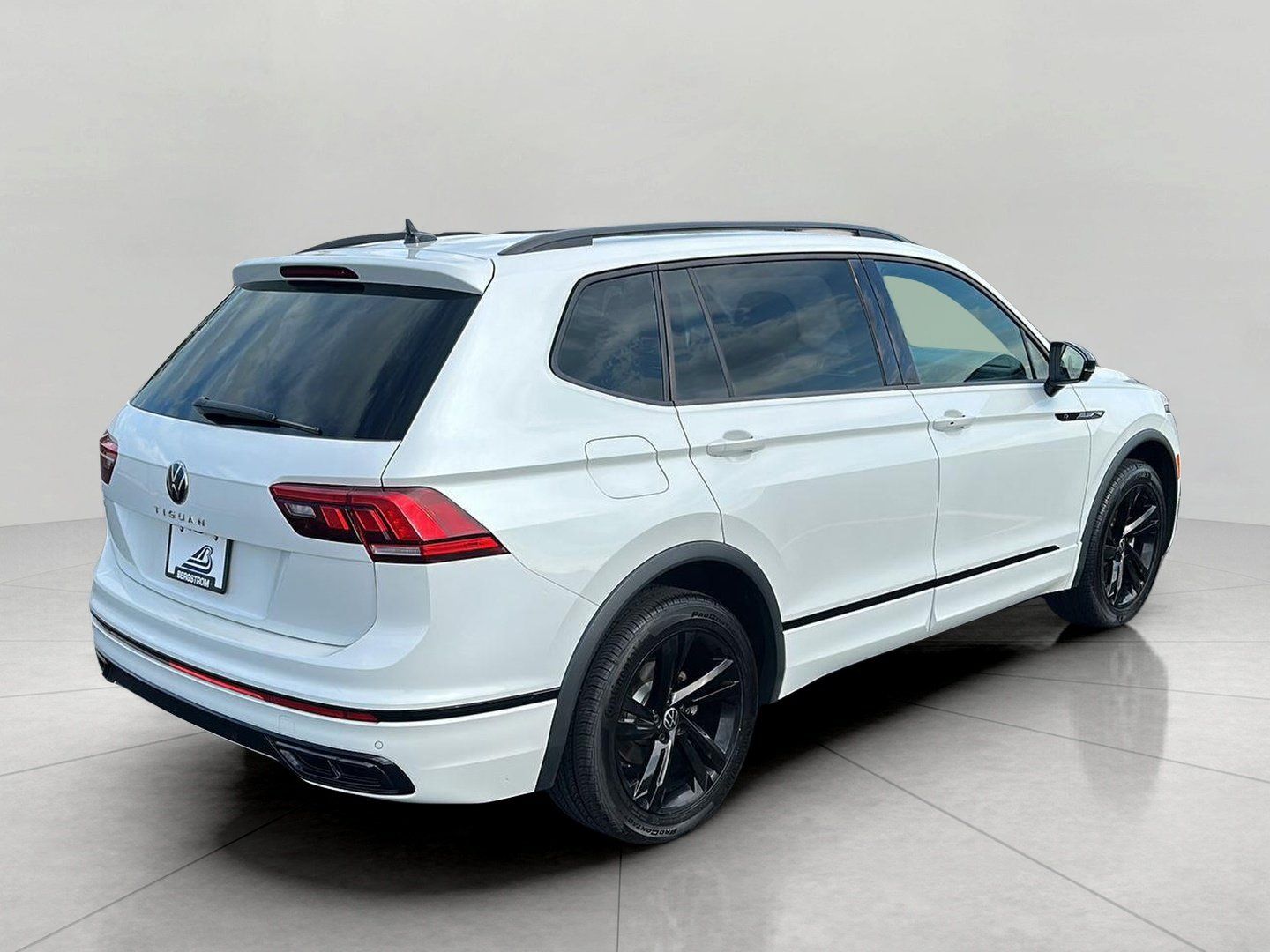 Used 2023 Volkswagen Tiguan SE R-Line FWD image 7