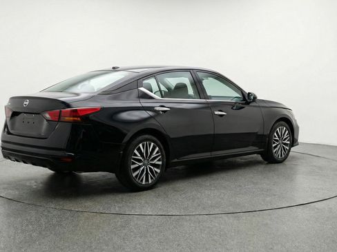 Used 2025 Nissan Altima 2.5 SV image 9