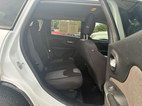 Used 2017 Jeep Cherokee Sport FWD image 28