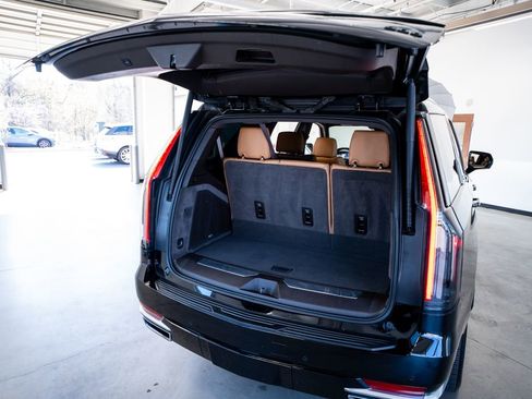 Used 2022 Cadillac Escalade Premium Luxury image 51