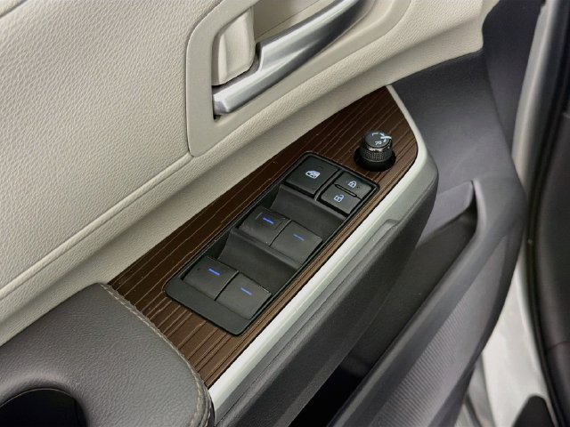 Used 2022 Toyota Sienna XLE w/ XLE Plus Package FWD image 25