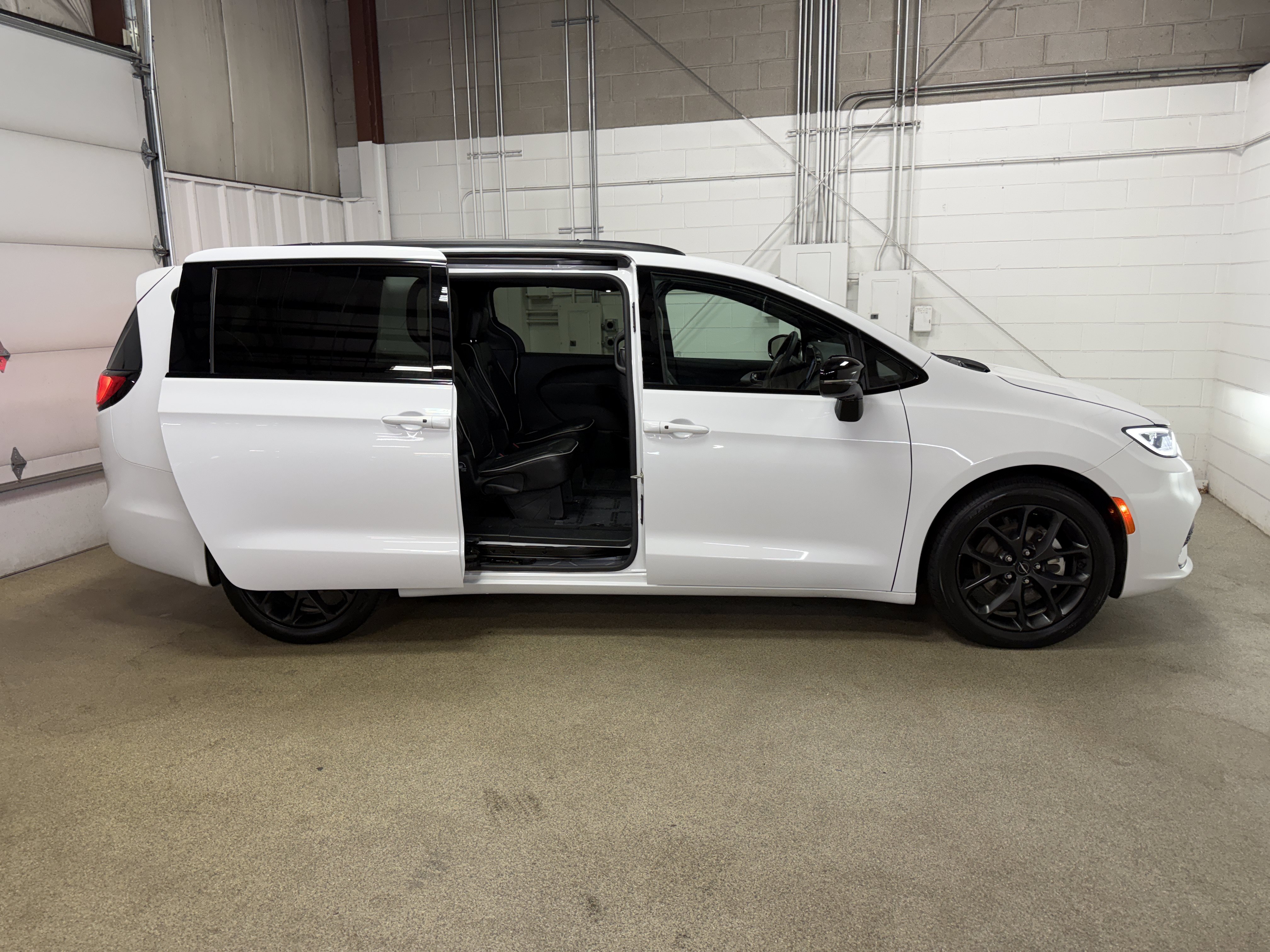 Used 2025 Chrysler Pacifica Limited FWD image 9