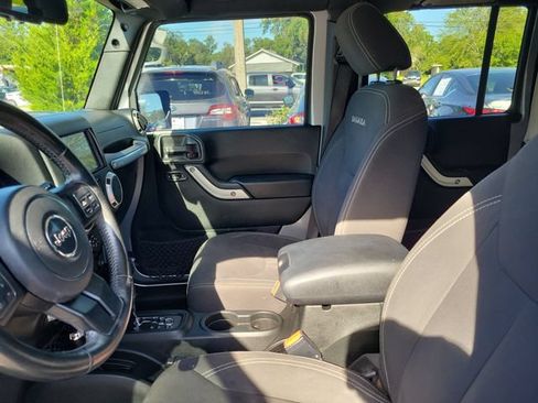 Used 2018 Jeep Wrangler Unlimited Sahara w/ Connectivity Group AWD/4WD image 19