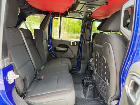 Used 2018 Jeep Wrangler Unlimited Rubicon w/ Cold Weather Group AWD/4WD image 14